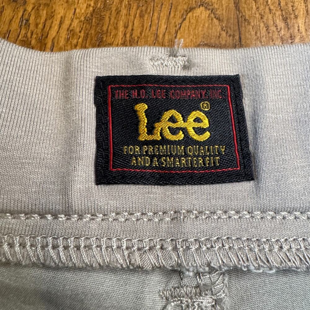 Lee Womens Chino Shorts Stretch Cargo Pocket Flat Front Size 12 M Khaki - Picture 2 of 7